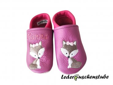 Lederpuschen flieder-pink mit beiderseits Stickerei Füchsin Schleife rosa und rechts am Spann Namen altrosa
